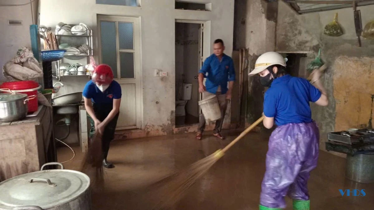 Xã Cẩm Vân huy động toàn bộ lực lượng ra quân dọn dẹp sau bão số 10