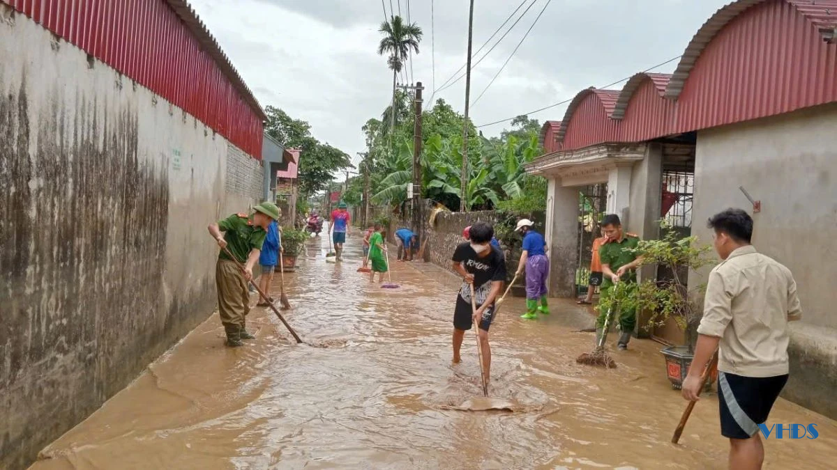 Xã Cẩm Vân huy động toàn bộ lực lượng ra quân dọn dẹp sau bão số 10