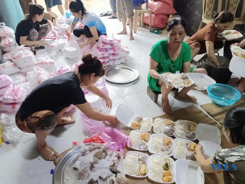 Các cấp Hội LHPN trong tỉnh đồng hành, hỗ trợ cùng người dân trong bão lũ