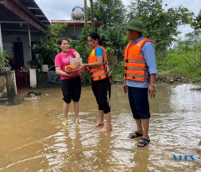 Các cấp Hội LHPN trong tỉnh đồng hành, hỗ trợ cùng người dân trong bão lũ