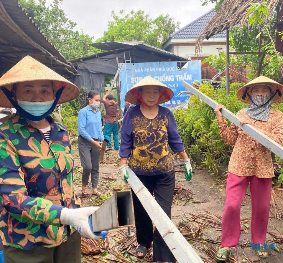 Các cấp Hội LHPN trong tỉnh đồng hành, hỗ trợ cùng người dân trong bão lũ