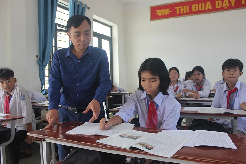 Gập ghềnh con đường đến trường sau mưa bão