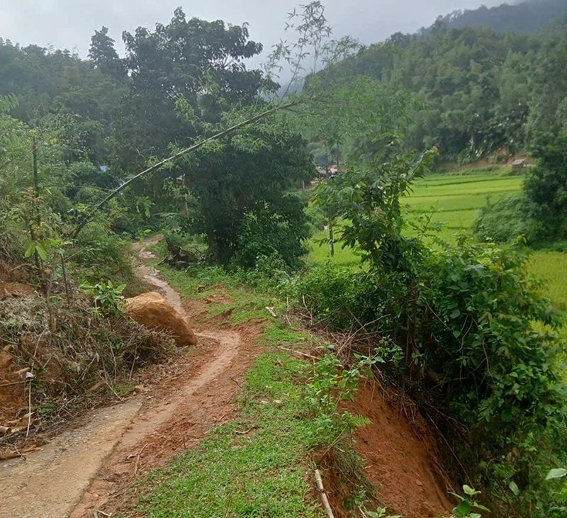 Gập ghềnh con đường đến trường sau mưa bão