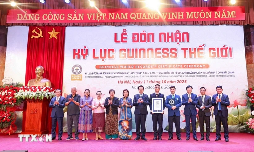 Bức tranh sơn mài Bác Hồ đọc Tuyên ngôn Độc lập được trao Kỷ lục Guinness
