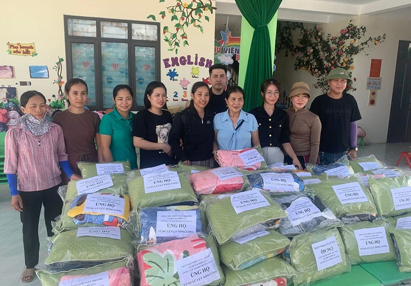 Tình người ấm áp trong mùa lũ