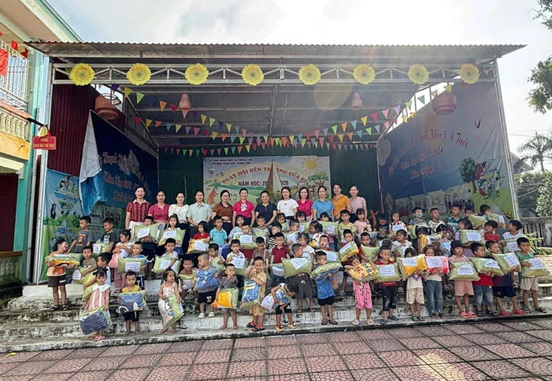 Tình người ấm áp trong mùa lũ