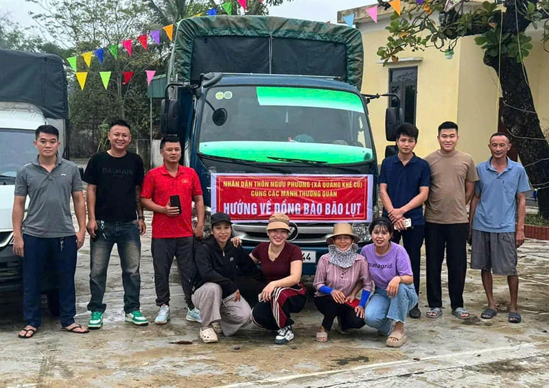 Tình người ấm áp trong mùa lũ