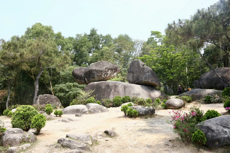 Hòn Trống Mái - biểu tượng tình yêu vượt thời gian