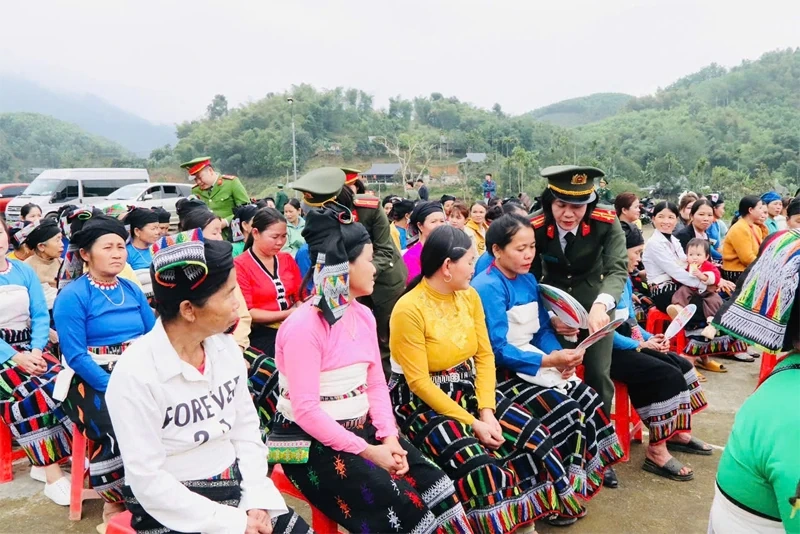 Phụ nữ Công an tỉnh gương mẫu đi đầu