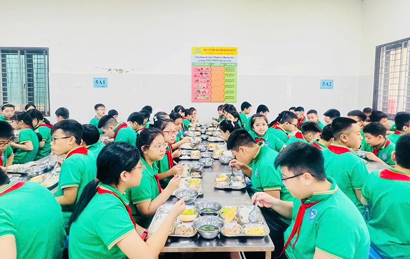 Giữ lửa yêu thương trong từng bữa ăn bán trú