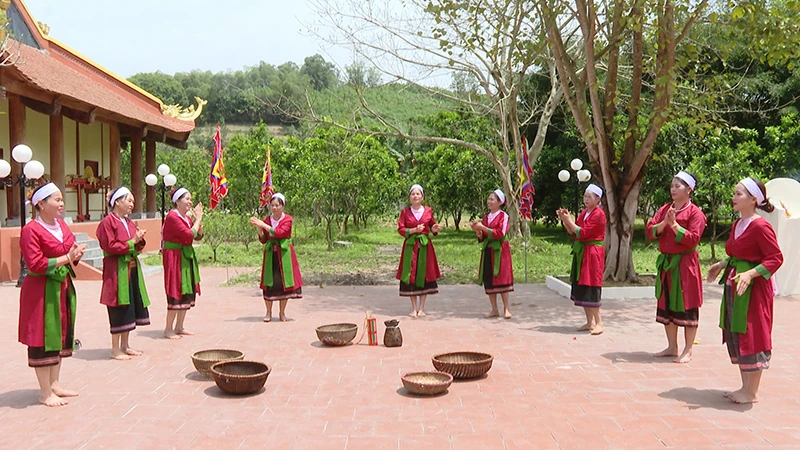 Về bản Thổ nghe điệu chậm đò ho