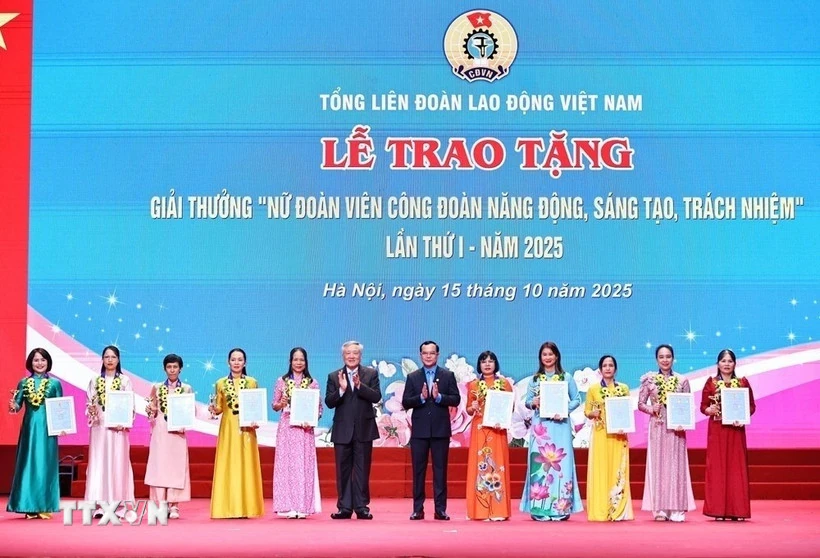 Trao Giải thưởng Nữ đoàn viên công đoàn năng động, sáng tạo, trách nhiệm