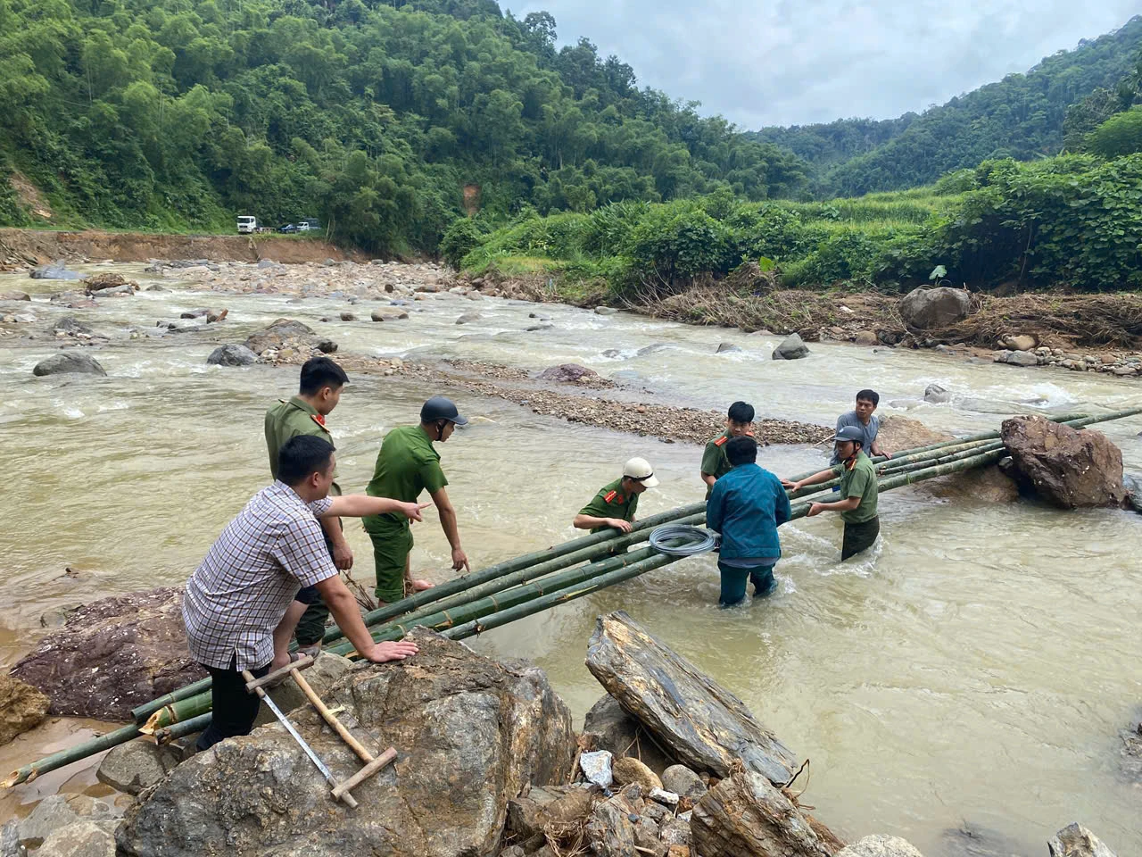 Chung tay bắc cầu tạm để trẻ em ở bản Yên, xã Mường Mìn đến trường