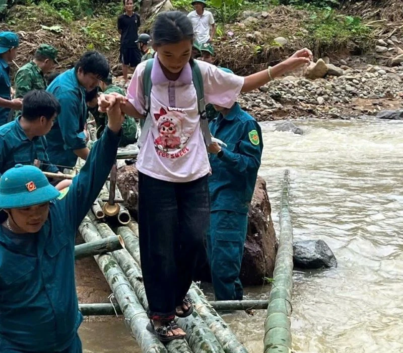 Chung tay bắc cầu tạm để trẻ em ở bản Yên, xã Mường Mìn đến trường