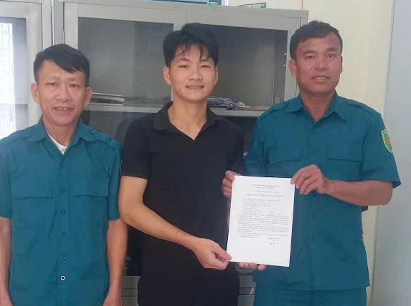 Thanh niên xã Thanh Quân viết đơn tình nguyện nhập ngũ