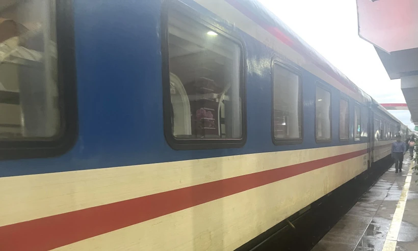 Tuyến đường sắt Bắc-Nam vẫn bị ách tắc tại Ga Huế