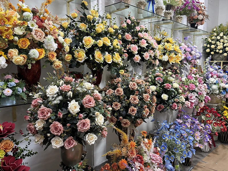 Hoa lụa: Lựa chọn tinh tế trong không gian hiện đại