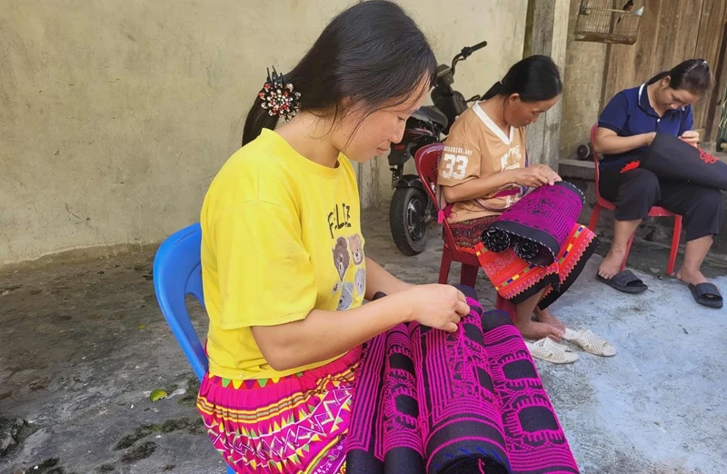 Giữ nghề thêu truyền thống của đồng bào Mông