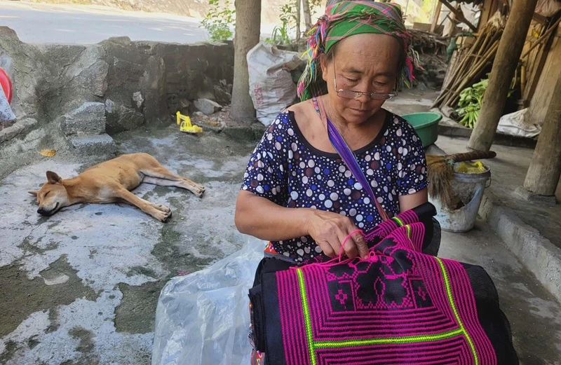 Giữ nghề thêu truyền thống của đồng bào Mông