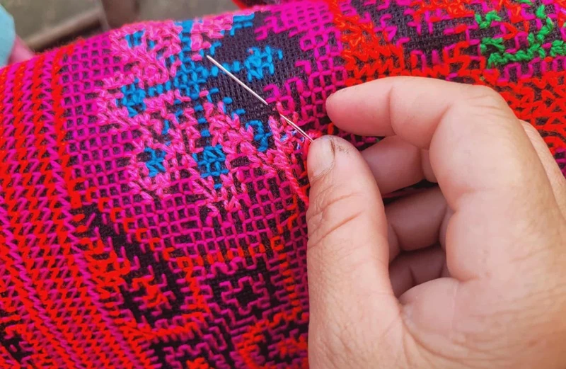 Giữ nghề thêu truyền thống của đồng bào Mông