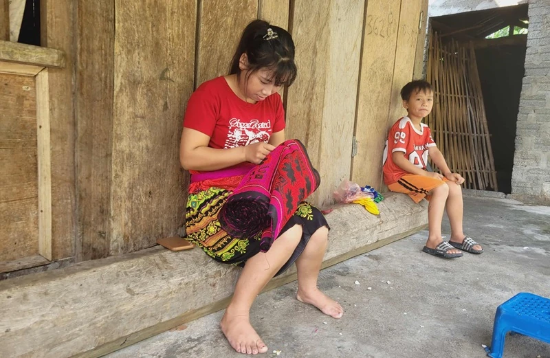 Giữ nghề thêu truyền thống của đồng bào Mông