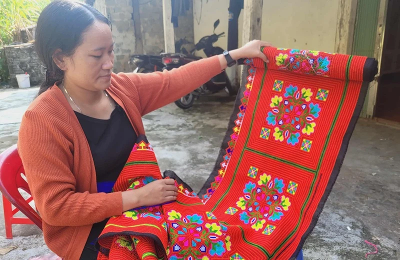Giữ nghề thêu truyền thống của đồng bào Mông
