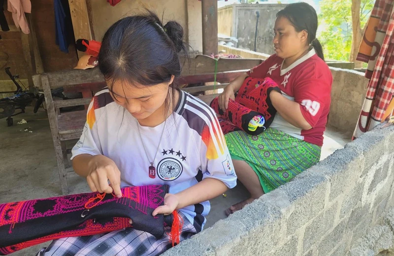 Giữ nghề thêu truyền thống của đồng bào Mông