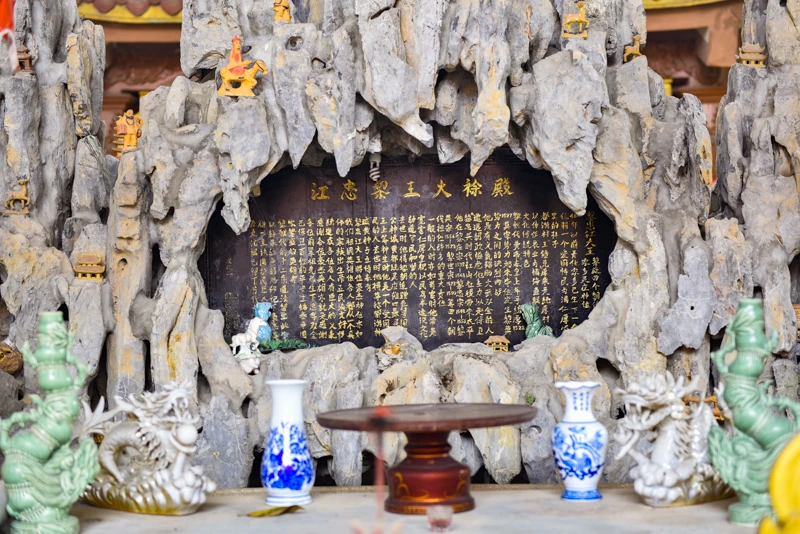 Nơi tưởng nhớ công ơn vị Tướng công làng biển