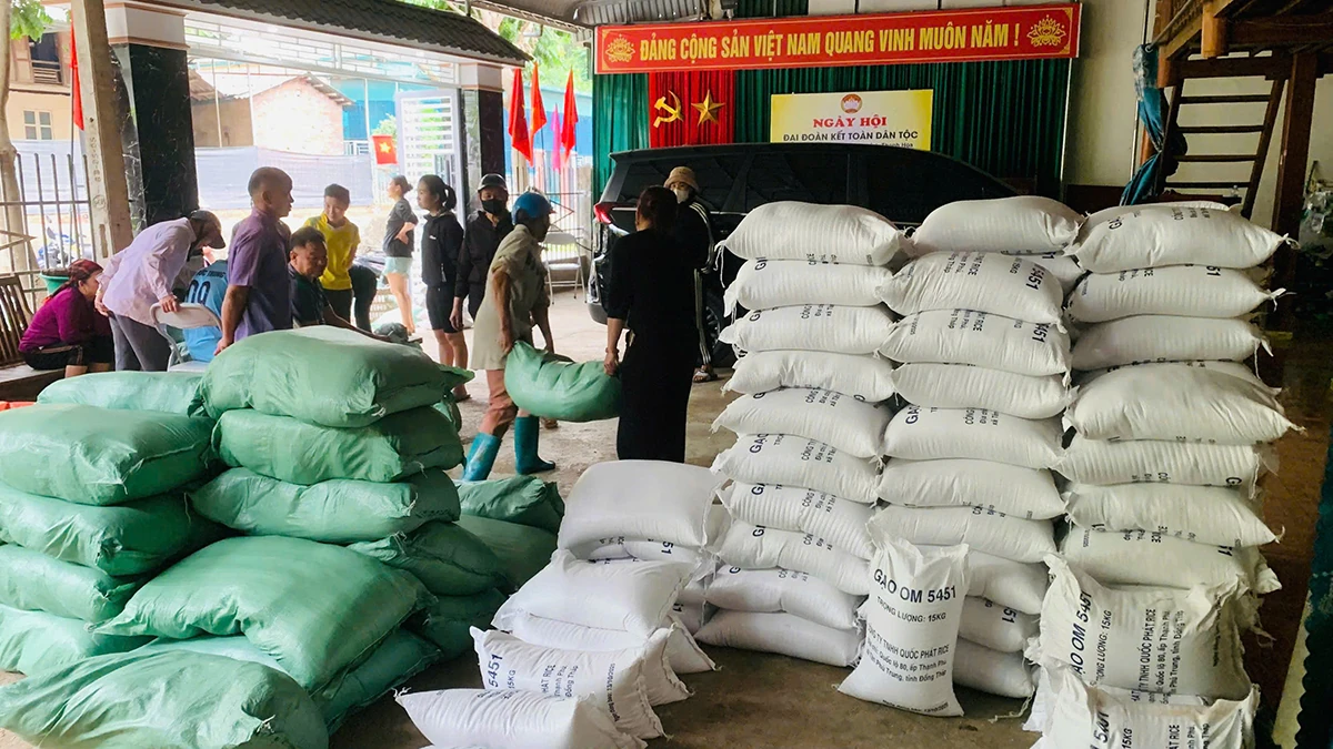 Xã Mường Lát triển khai cấp phát gạo hỗ trợ người dân bảo vệ rừng