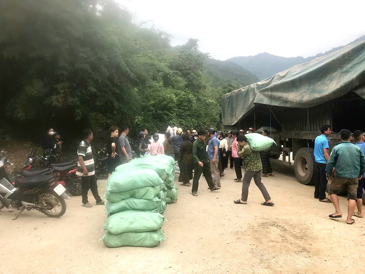 Xã Mường Lát triển khai cấp phát gạo hỗ trợ người dân bảo vệ rừng