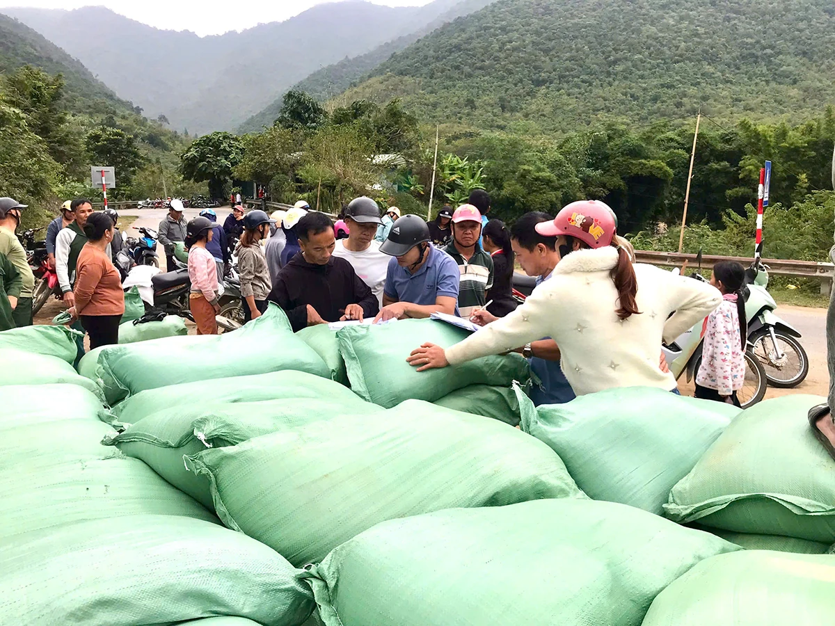 Xã Mường Lát triển khai cấp phát gạo hỗ trợ người dân bảo vệ rừng