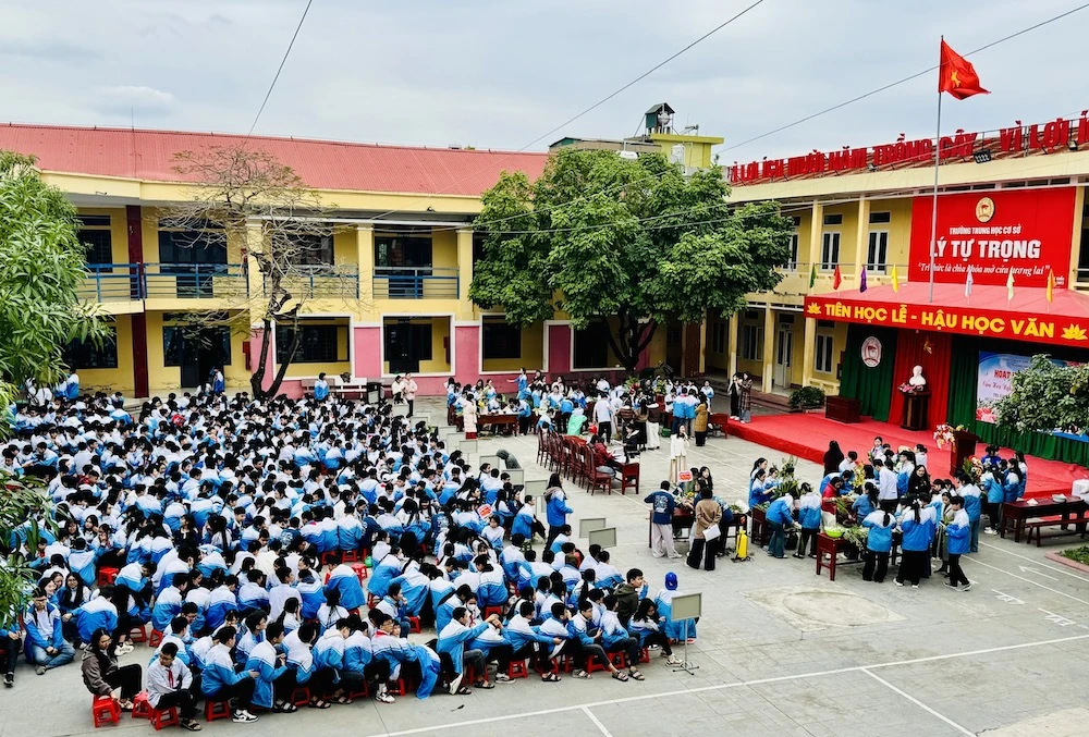 Hội thi Cắm hoa nghệ thuật và trang trí báo bảng chào mừng 43 năm Ngày Nhà giáo Việt Nam