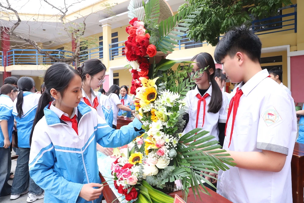 Hội thi Cắm hoa nghệ thuật và trang trí báo bảng chào mừng 43 năm Ngày Nhà giáo Việt Nam