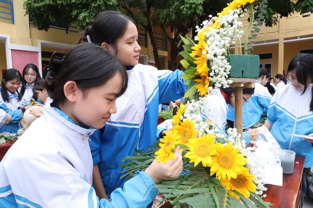 Hội thi Cắm hoa nghệ thuật và trang trí báo bảng chào mừng 43 năm Ngày Nhà giáo Việt Nam