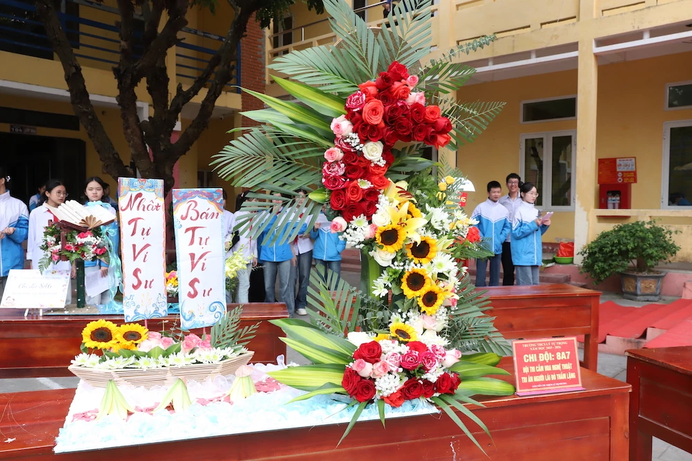 Hội thi Cắm hoa nghệ thuật và trang trí báo bảng chào mừng 43 năm Ngày Nhà giáo Việt Nam