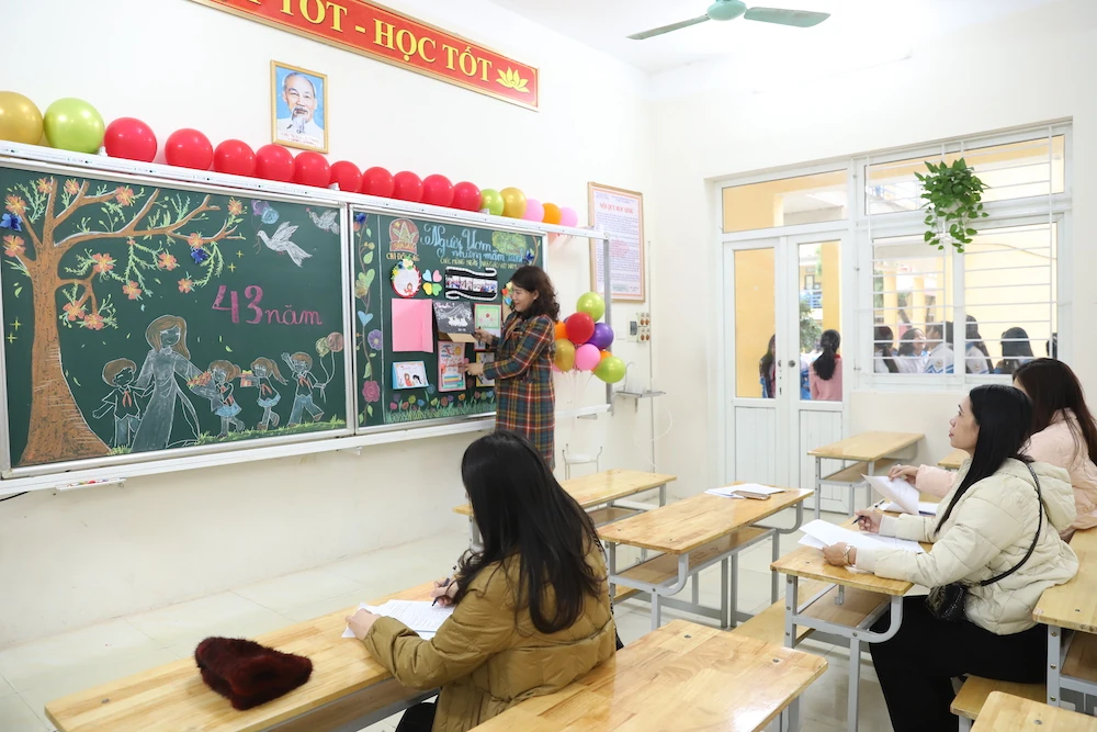 Hội thi Cắm hoa nghệ thuật và trang trí báo bảng chào mừng 43 năm Ngày Nhà giáo Việt Nam