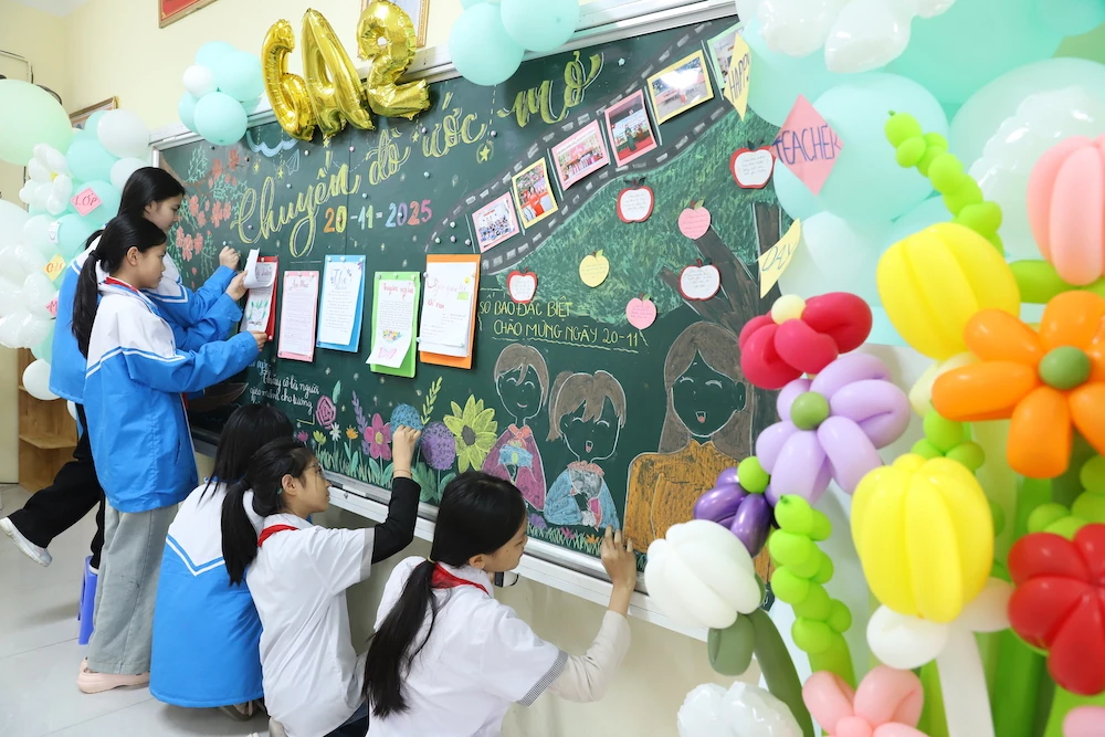 Hội thi Cắm hoa nghệ thuật và trang trí báo bảng chào mừng 43 năm Ngày Nhà giáo Việt Nam