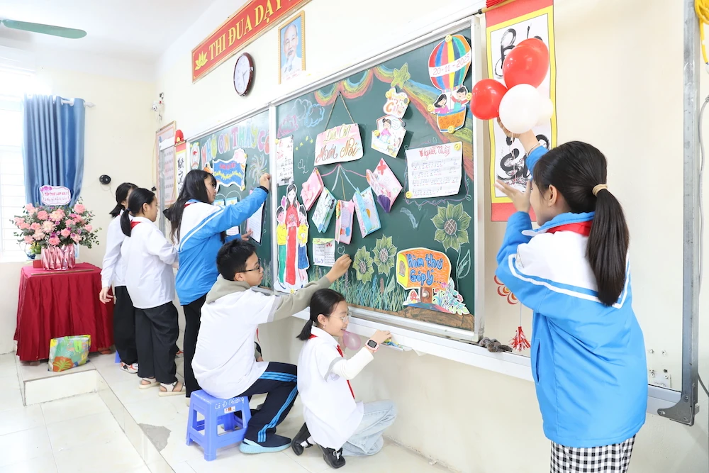 Hội thi Cắm hoa nghệ thuật và trang trí báo bảng chào mừng 43 năm Ngày Nhà giáo Việt Nam