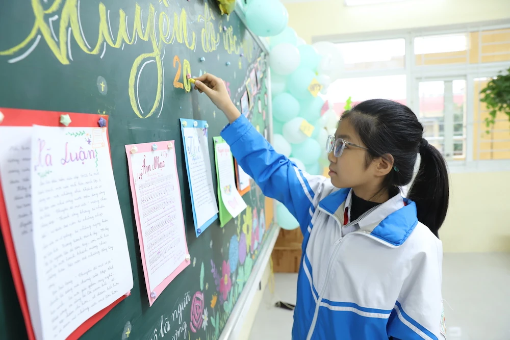 Hội thi Cắm hoa nghệ thuật và trang trí báo bảng chào mừng 43 năm Ngày Nhà giáo Việt Nam