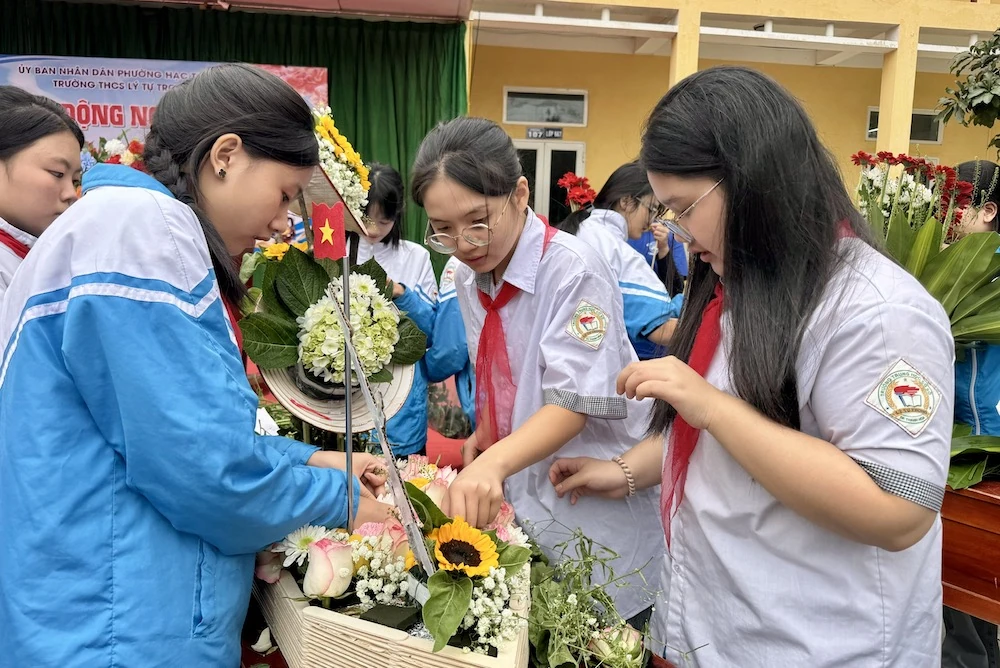 Hội thi Cắm hoa nghệ thuật và trang trí báo bảng chào mừng 43 năm Ngày Nhà giáo Việt Nam