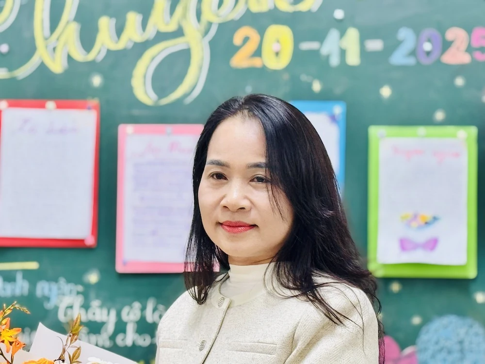 Hội thi Cắm hoa nghệ thuật và trang trí báo bảng chào mừng 43 năm Ngày Nhà giáo Việt Nam