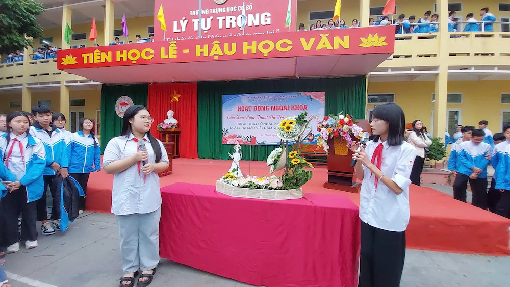 Hội thi Cắm hoa nghệ thuật và trang trí báo bảng chào mừng 43 năm Ngày Nhà giáo Việt Nam