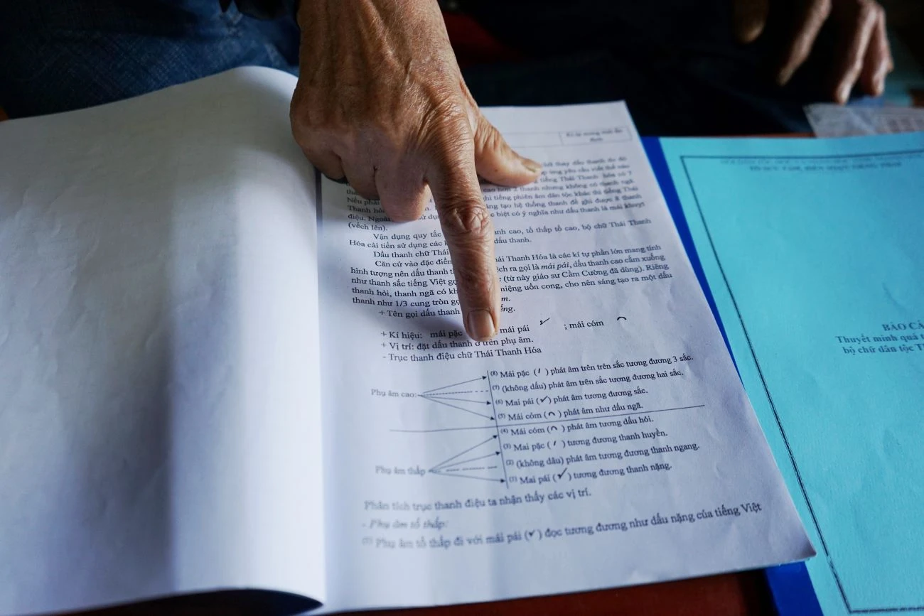 [E - Magazine] Người thầy nặng lòng với chữ Thái cổ