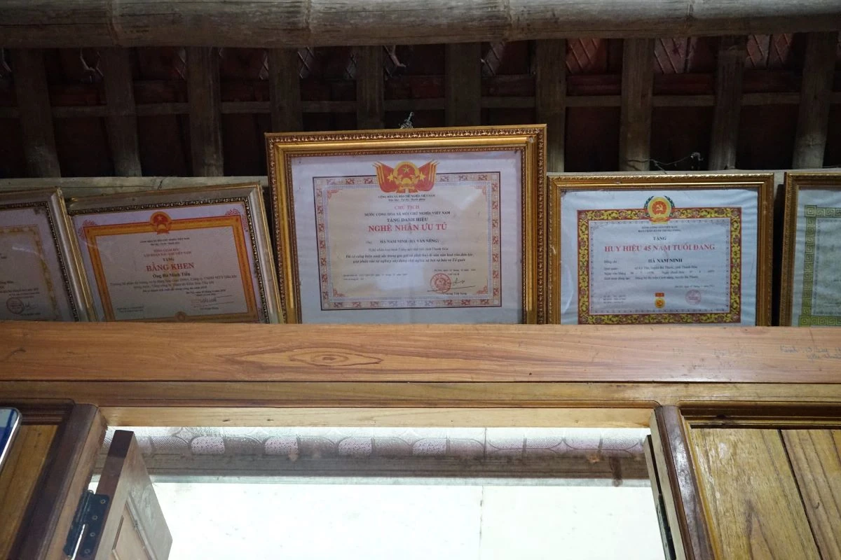 [E - Magazine] Người thầy nặng lòng với chữ Thái cổ