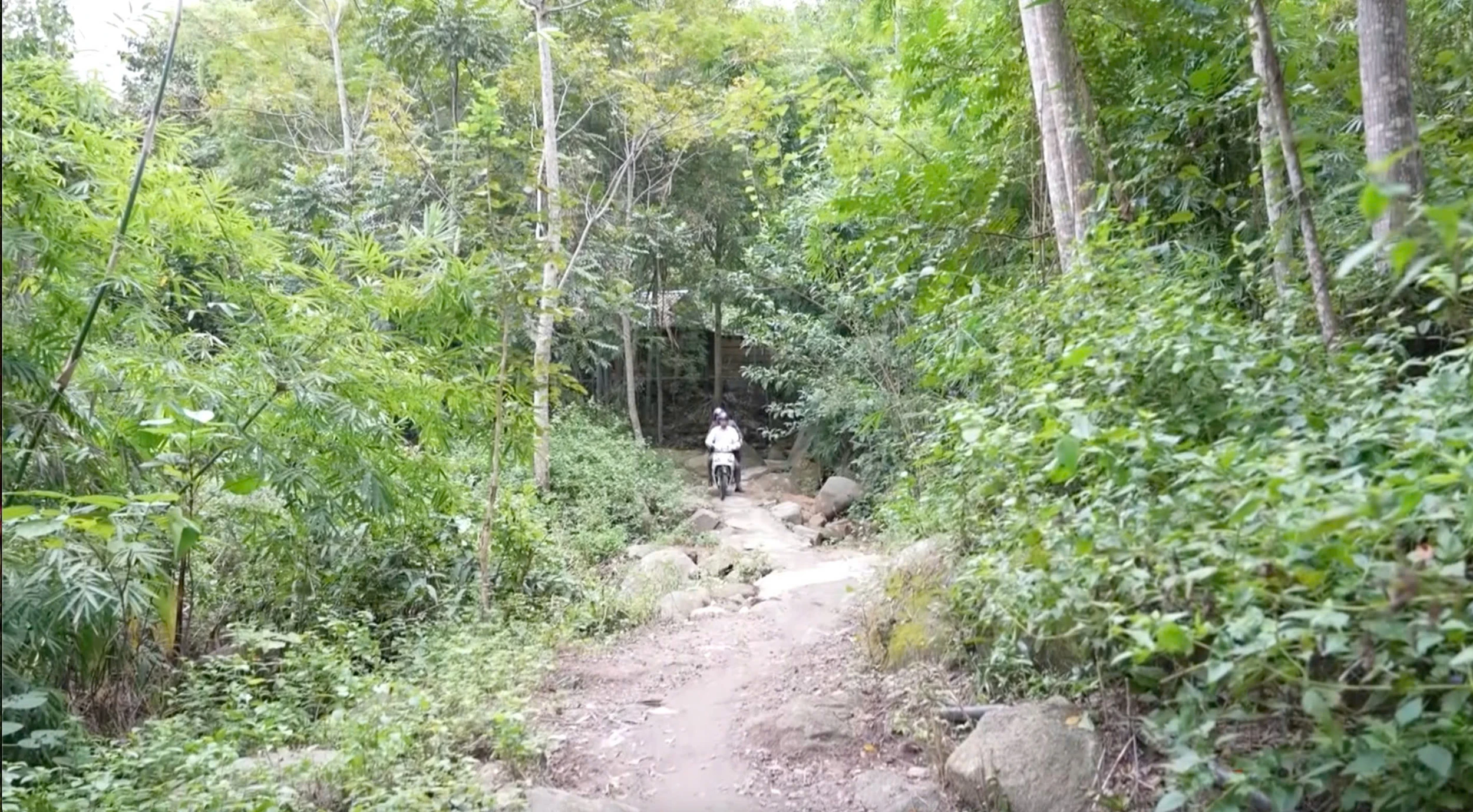 Những người thầy ở biên cương: Đi bộ vận động học sinh ra lớp, góp chiếc áo ấm cho trò nghèo...