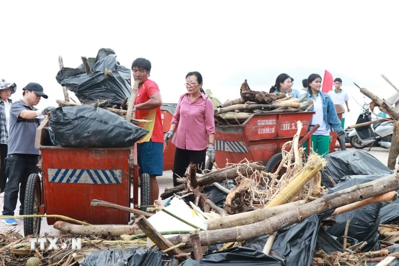 Cứu trợ đồng bào vùng lũ ở miền Trung: Hướng tới giai đoạn hỗ trợ tái thiết