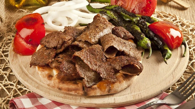 Lịch sử lâu đời của những cột thịt nướng hấp dẫn trong món döner kebab 