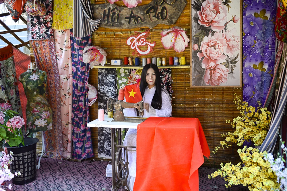 Mùa cúc họa mi ở xứ Thanh nở rộ, giới trẻ nô nức check-in