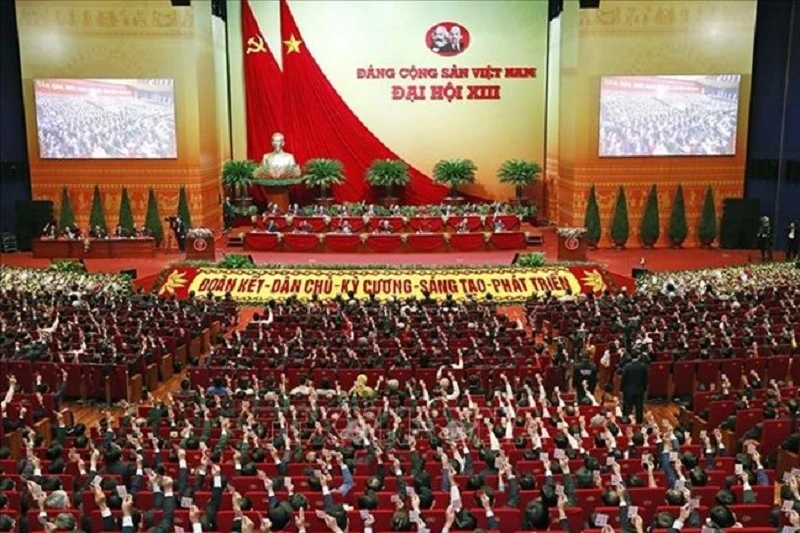 Ngày này năm xưa: Khởi công xây dựng cầu Thăng Long, Ban Bí thư Trung ương Đảng ra Chỉ thị về việc phát thẻ Đảng viên