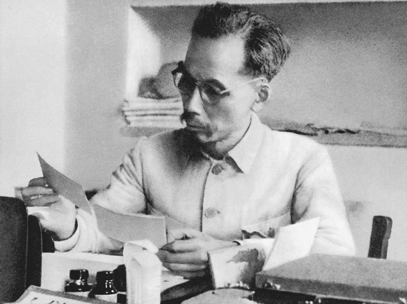 Ngày này năm xưa: Khởi công xây dựng cầu Thăng Long, Ban Bí thư Trung ương Đảng ra Chỉ thị về việc phát thẻ Đảng viên